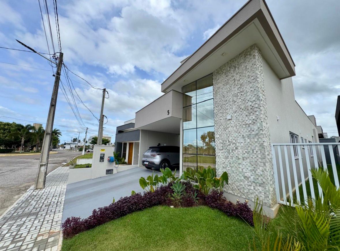 Casa térrea, com 3 suítes + escritório, medindo 147 m2 no CONDOMÍNIO HORIZONTES em Macaíba, área gourmet com churrasqueira, semi-mobiliada e climatizada.