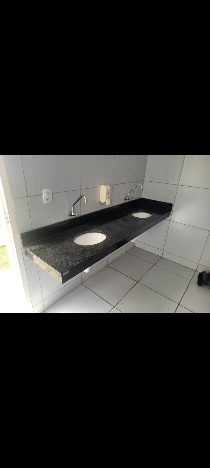 Vendo apartamento Térreo no Residencial Del Campo em Parnamirim. 2/4 sendo um suíte, Sala de estar/jantar, wc social, área de serviço, Cozinha americana, 55m2, varanda ampla, lazer completo.