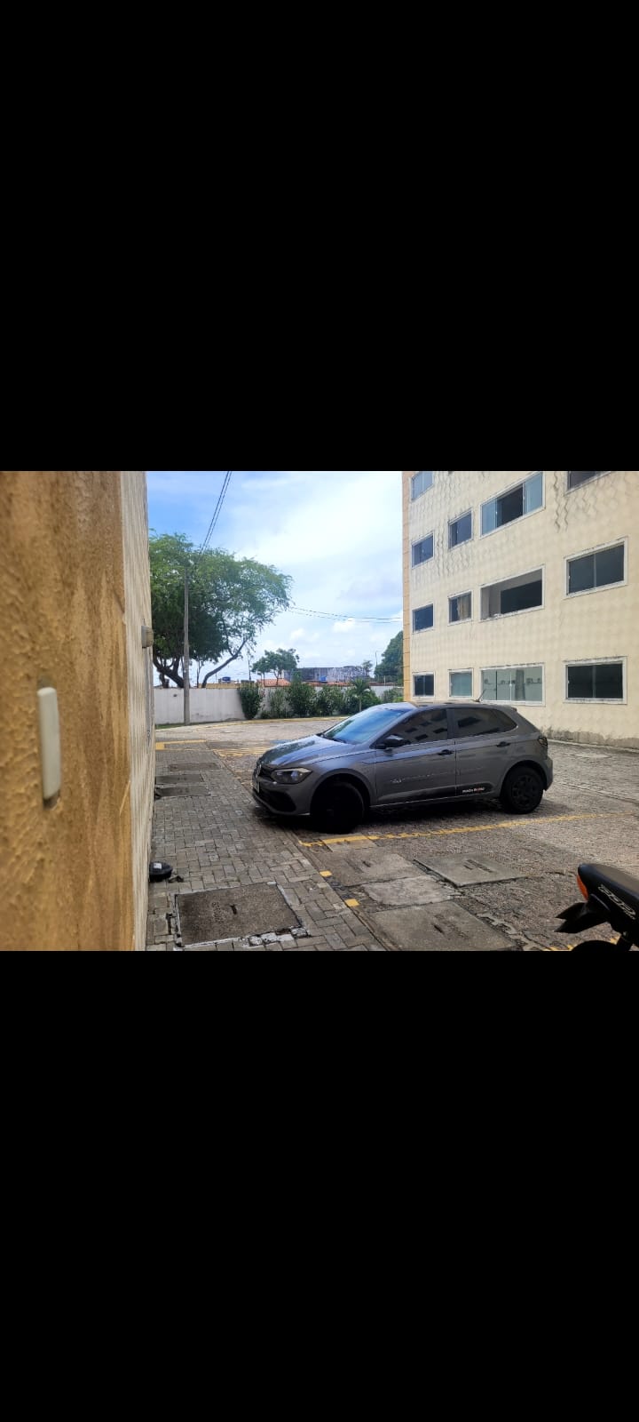 Vendo apartamento Térreo no Residencial Del Campo em Parnamirim. 2/4 sendo um suíte, Sala de estar/jantar, wc social, área de serviço, Cozinha americana, 55m2, varanda ampla, lazer completo.