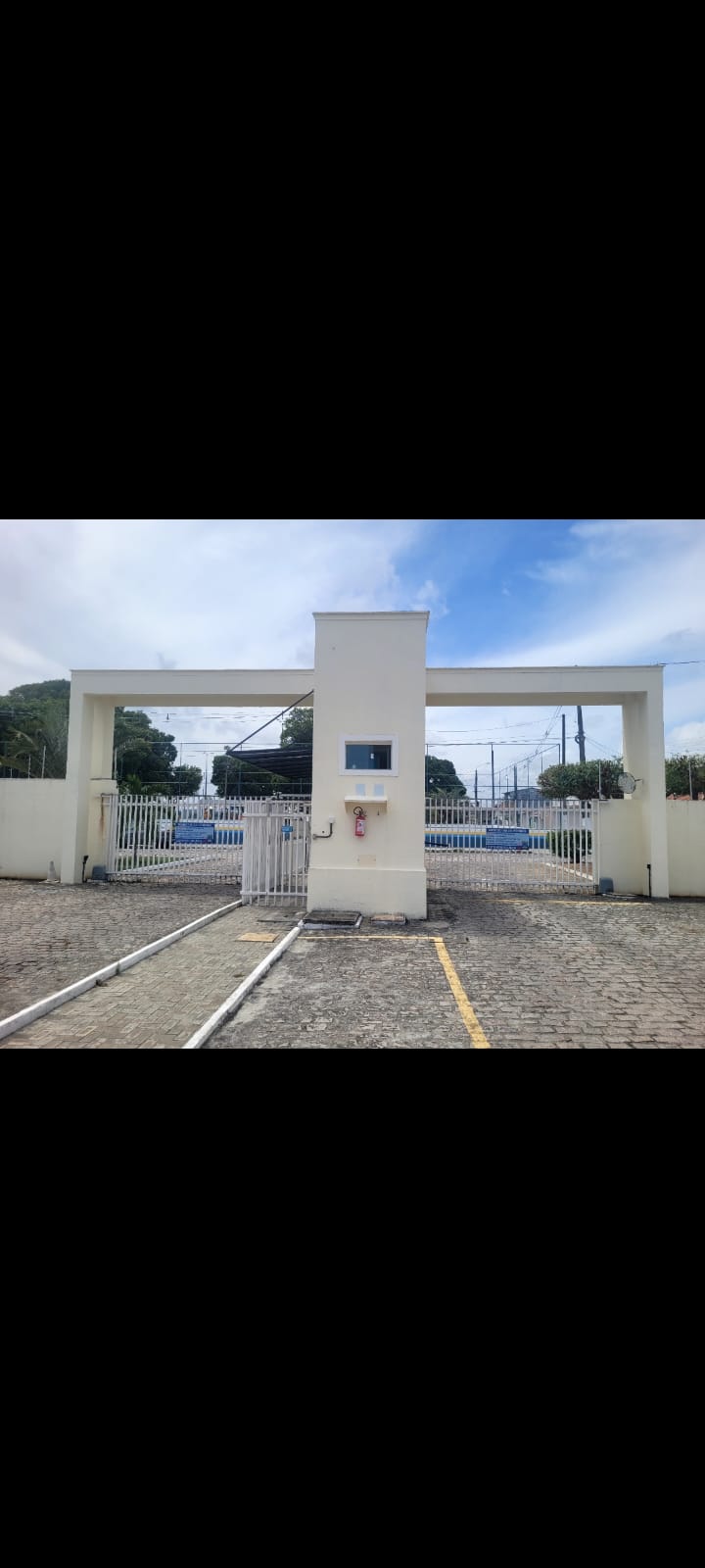 Vendo apartamento Térreo no Residencial Del Campo em Parnamirim. 2/4 sendo um suíte, Sala de estar/jantar, wc social, área de serviço, Cozinha americana, 55m2, varanda ampla, lazer completo.