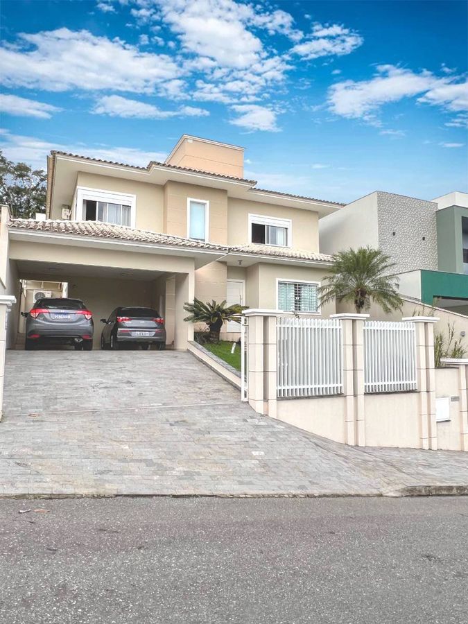 CASA COM 04 QUARTOS NO AMIZADE
