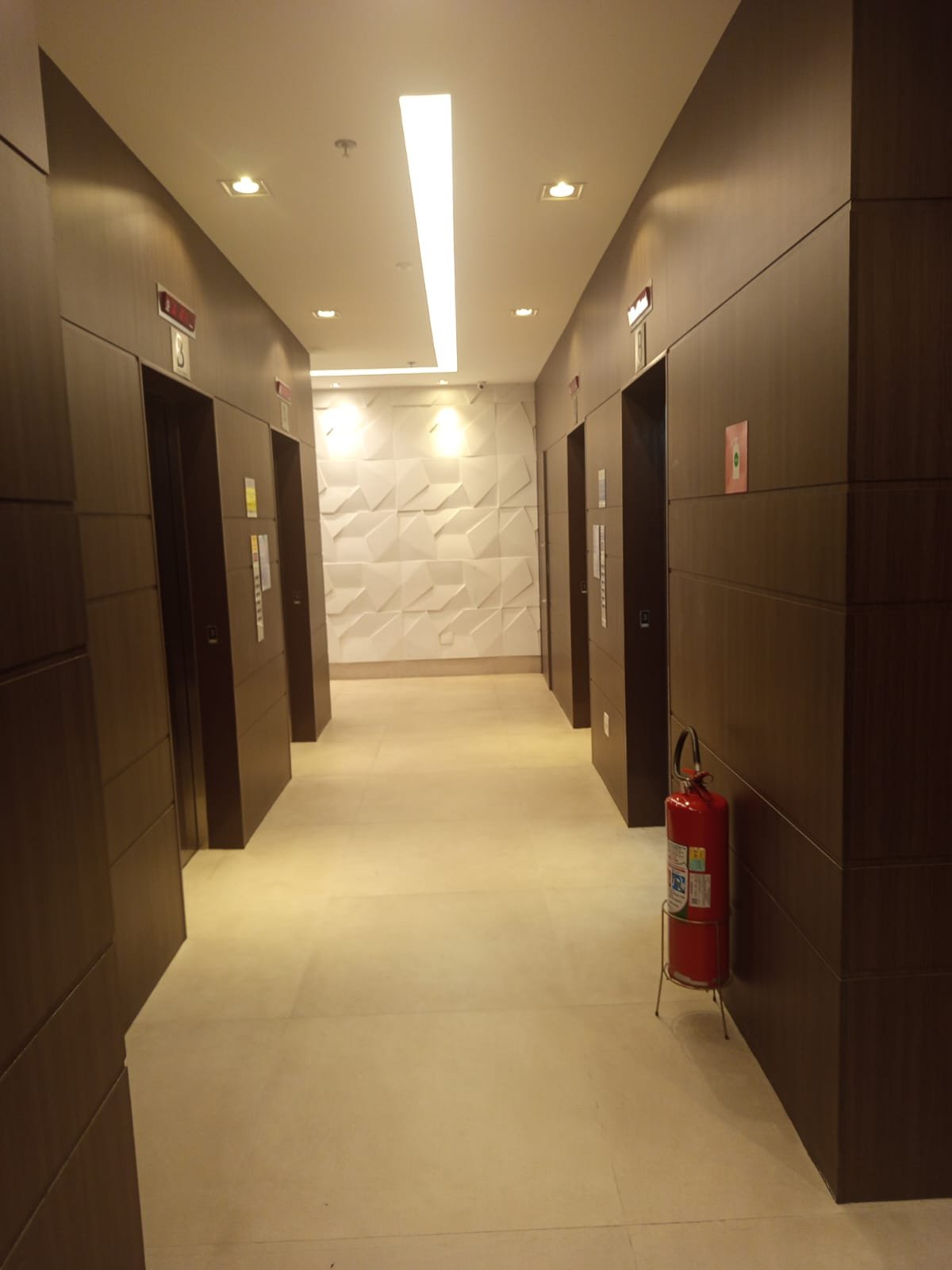 Sala Comercial de 28m² no Centro de Jacareí - Aceita Permuta 