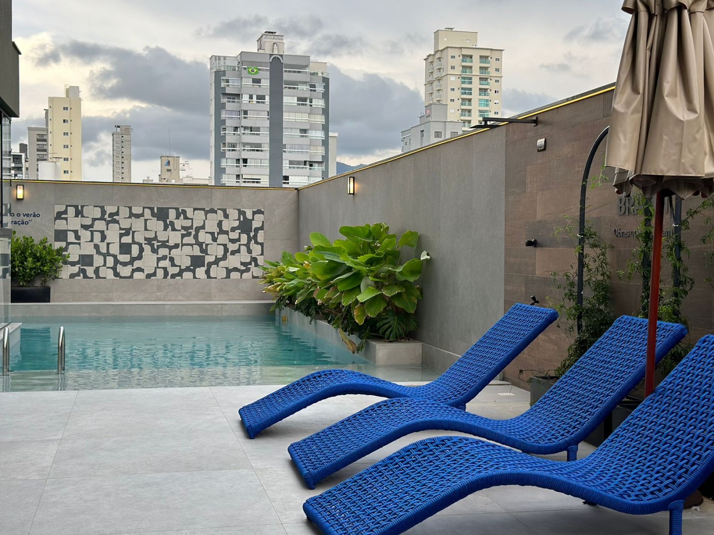 Apartamento para Venda em Itapema, meia praia, 3 dormitórios, 4 banheiros, 2 vagas