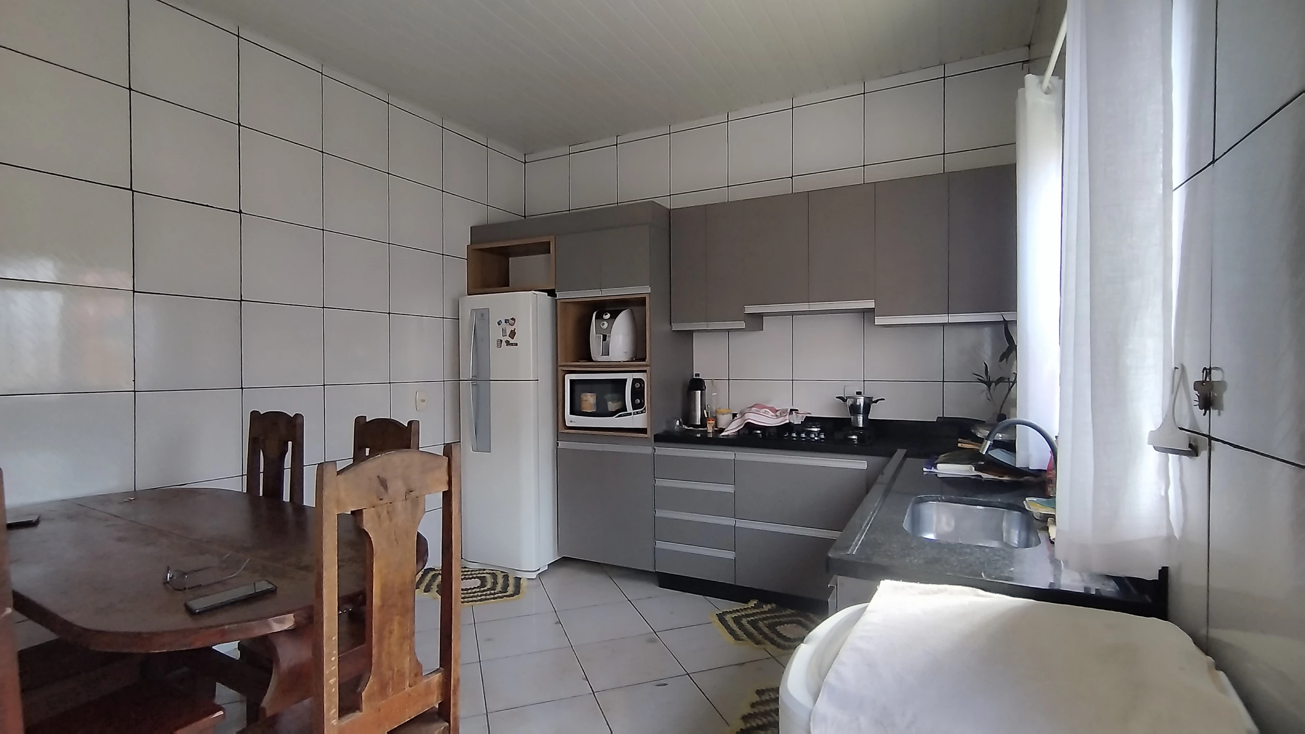Casa com três quartos e energia solar na rua Aruba 
