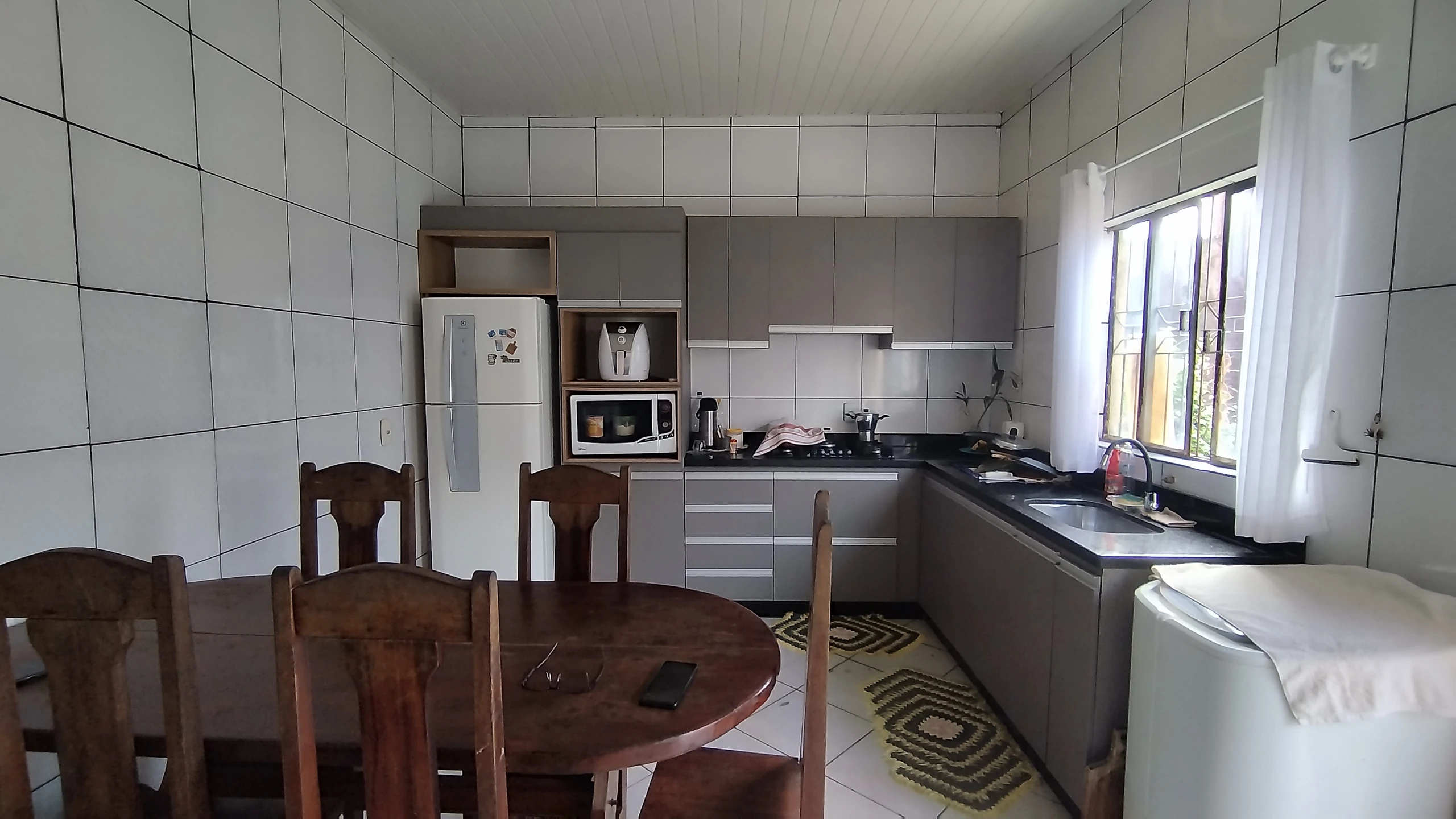 Casa com três quartos e energia solar na rua Aruba 