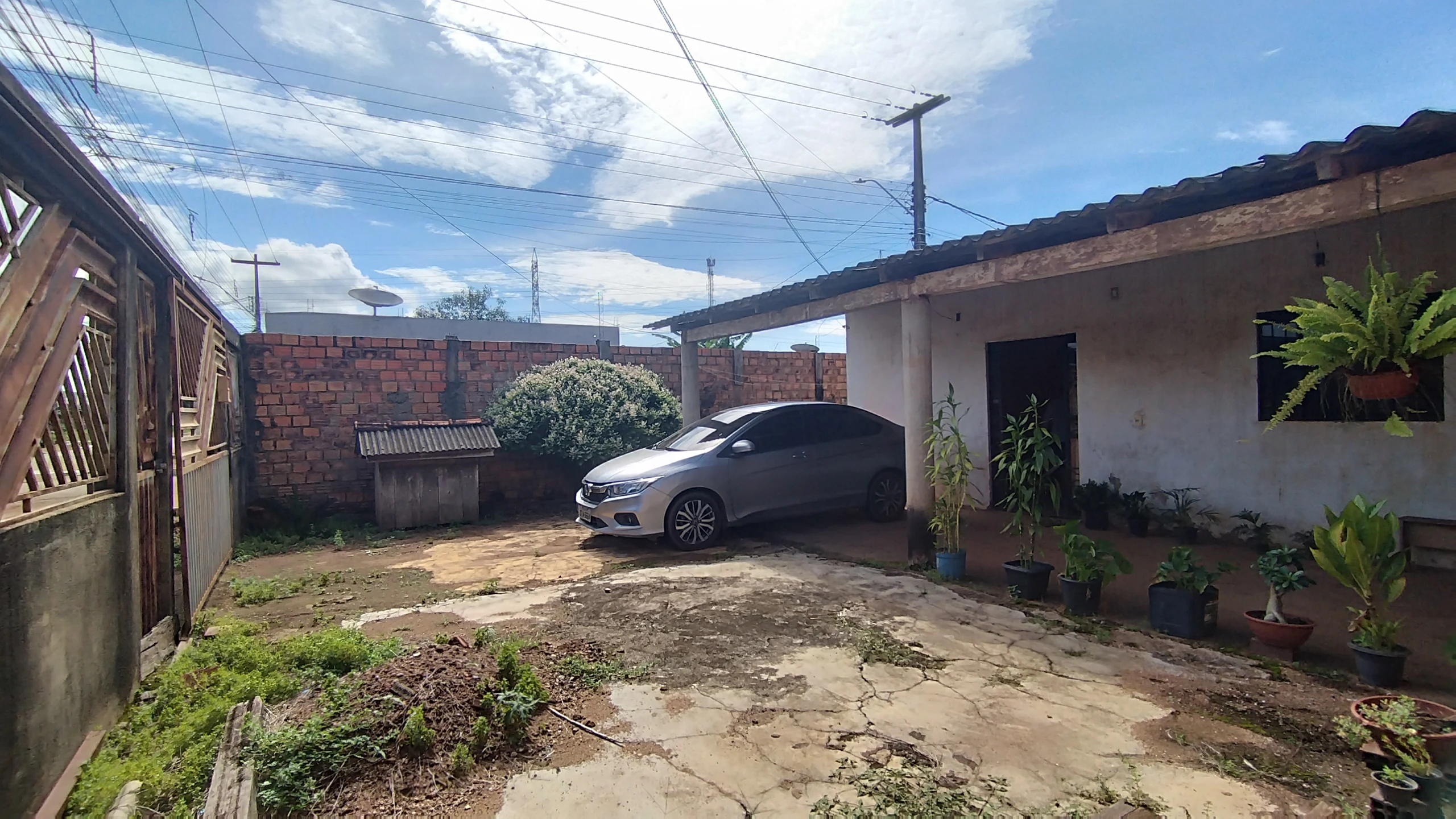 Casa com três quartos e energia solar na rua Aruba 