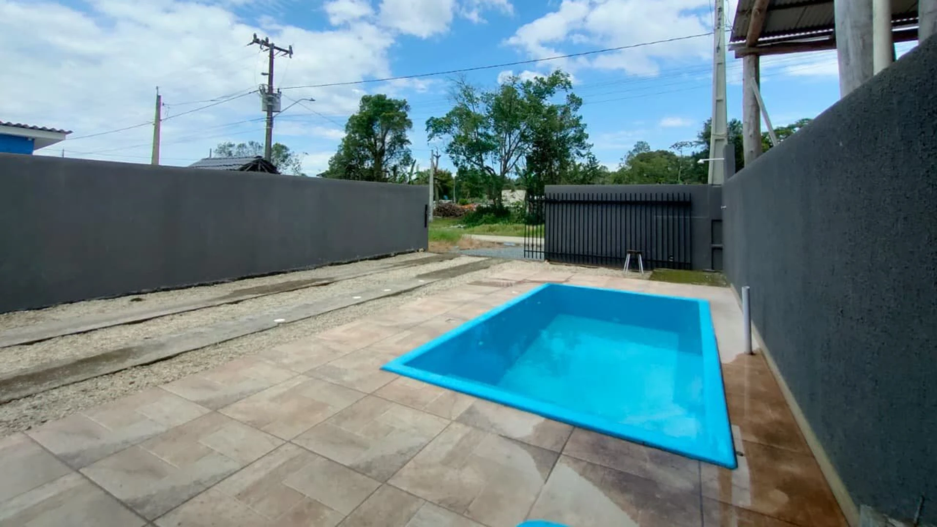 CASA COM PISCINA E ÁREA GOURMET 