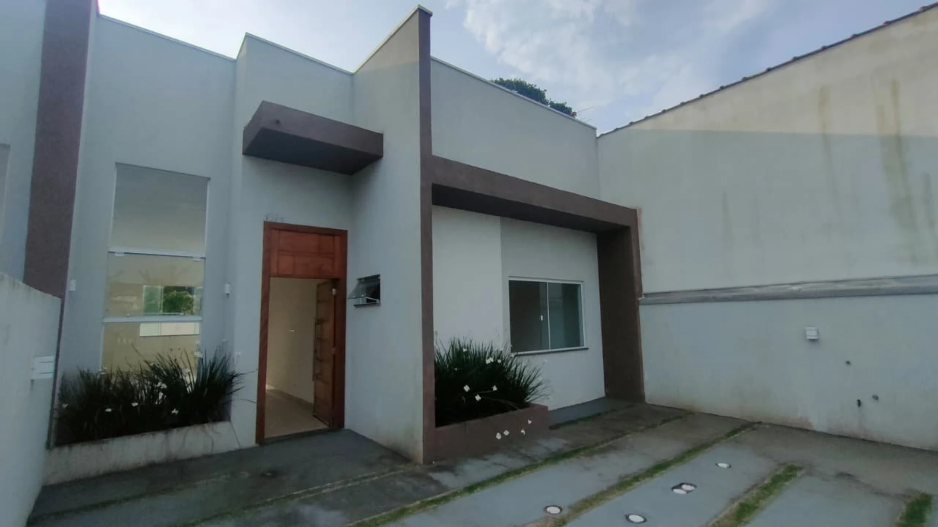 CASA DE ALTO PADRÃO COM VALOR DE GEMINADO