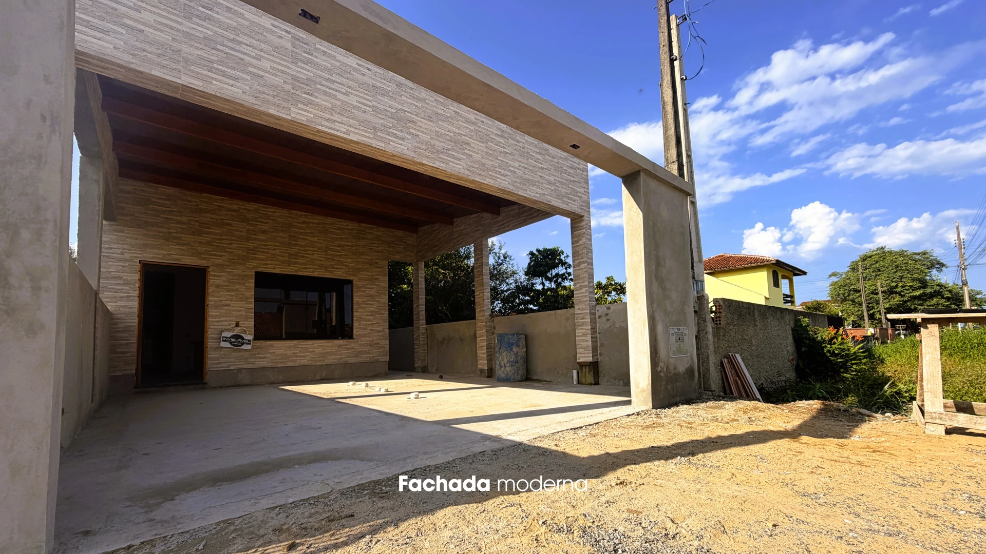 CASA NOVA COM FACHADA MODERNA – A 390m DO MAR