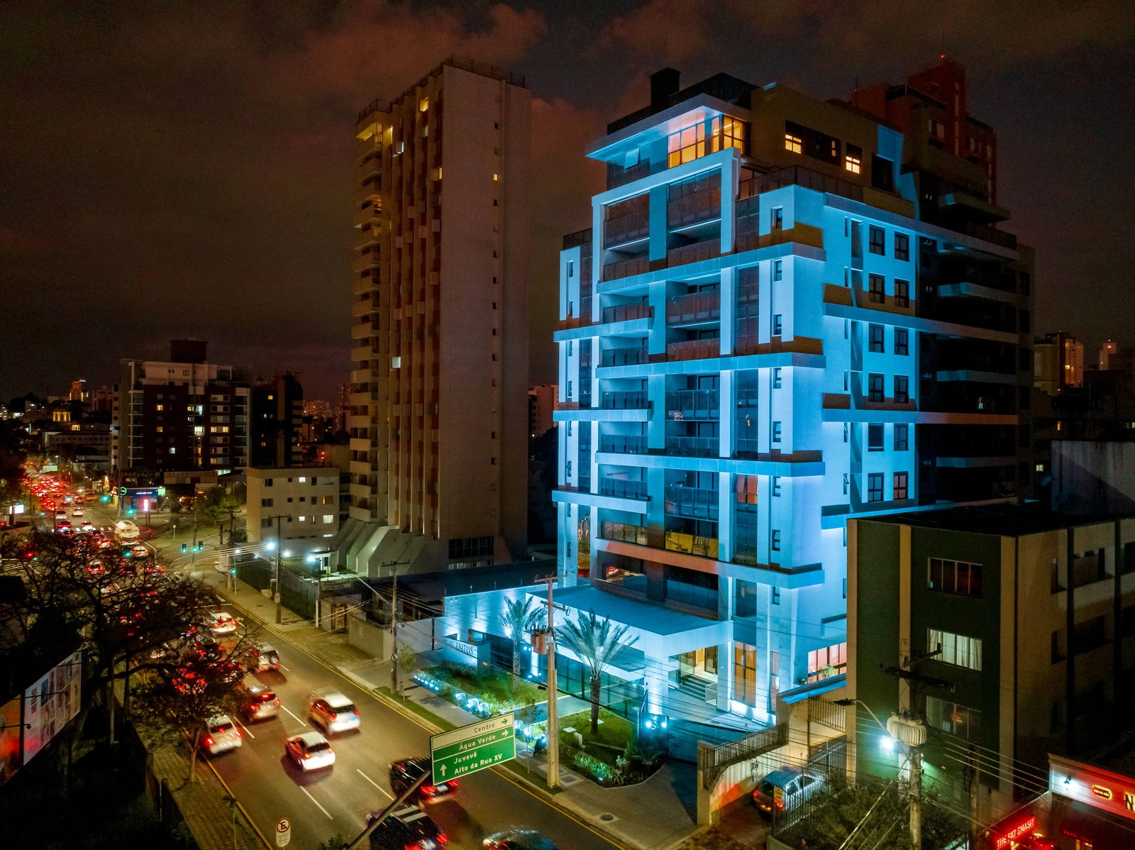 Apartamento Alto Padrão no Champagnat: 154m² Privativos, 3 Suítes, 2 Vagas e Planta Espaçosa com 4 Banheiros