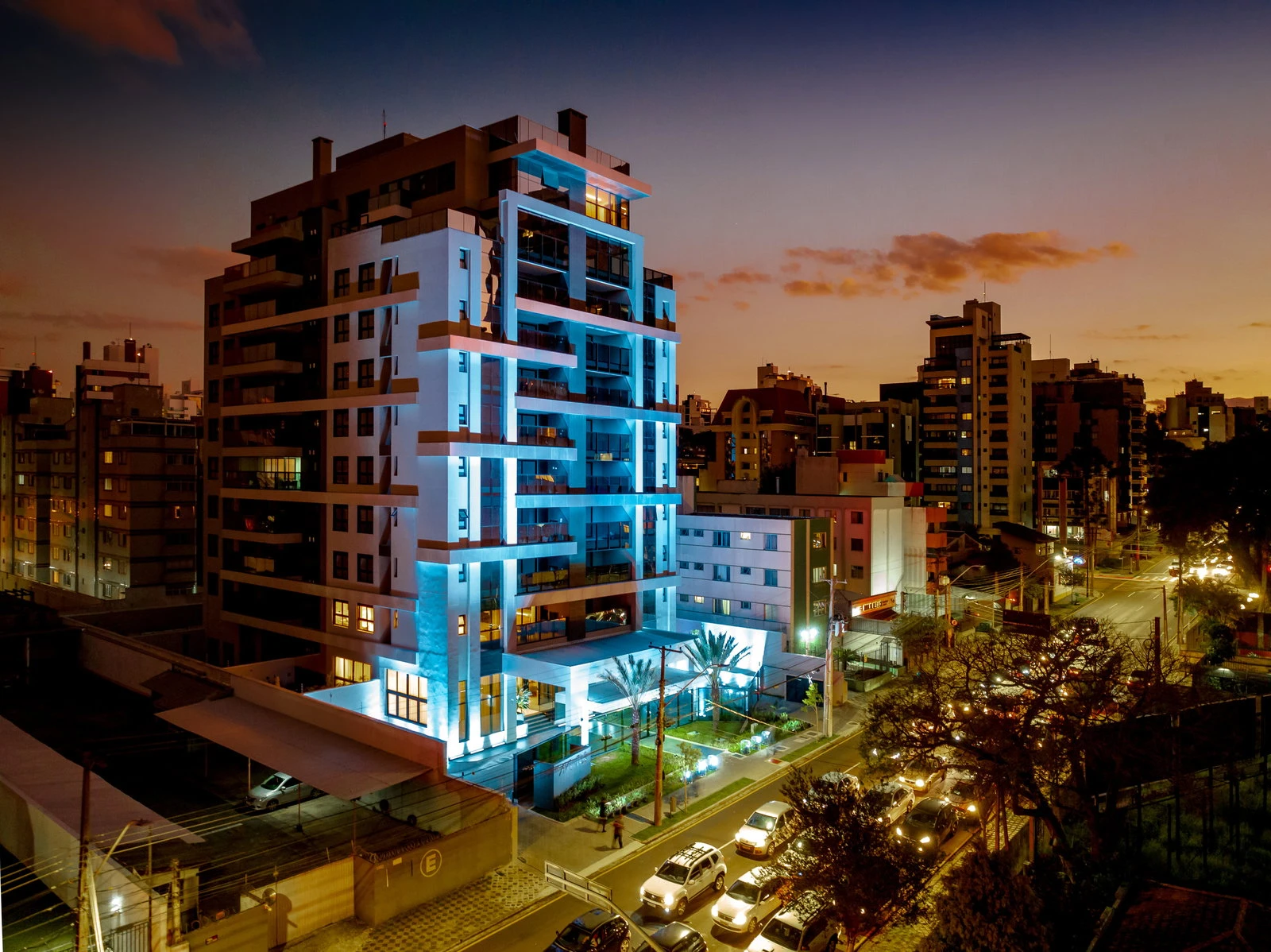 Apartamento Alto Padrão no Champagnat: 154m² Privativos, 3 Suítes, 2 Vagas e Planta Espaçosa com 4 Banheiros