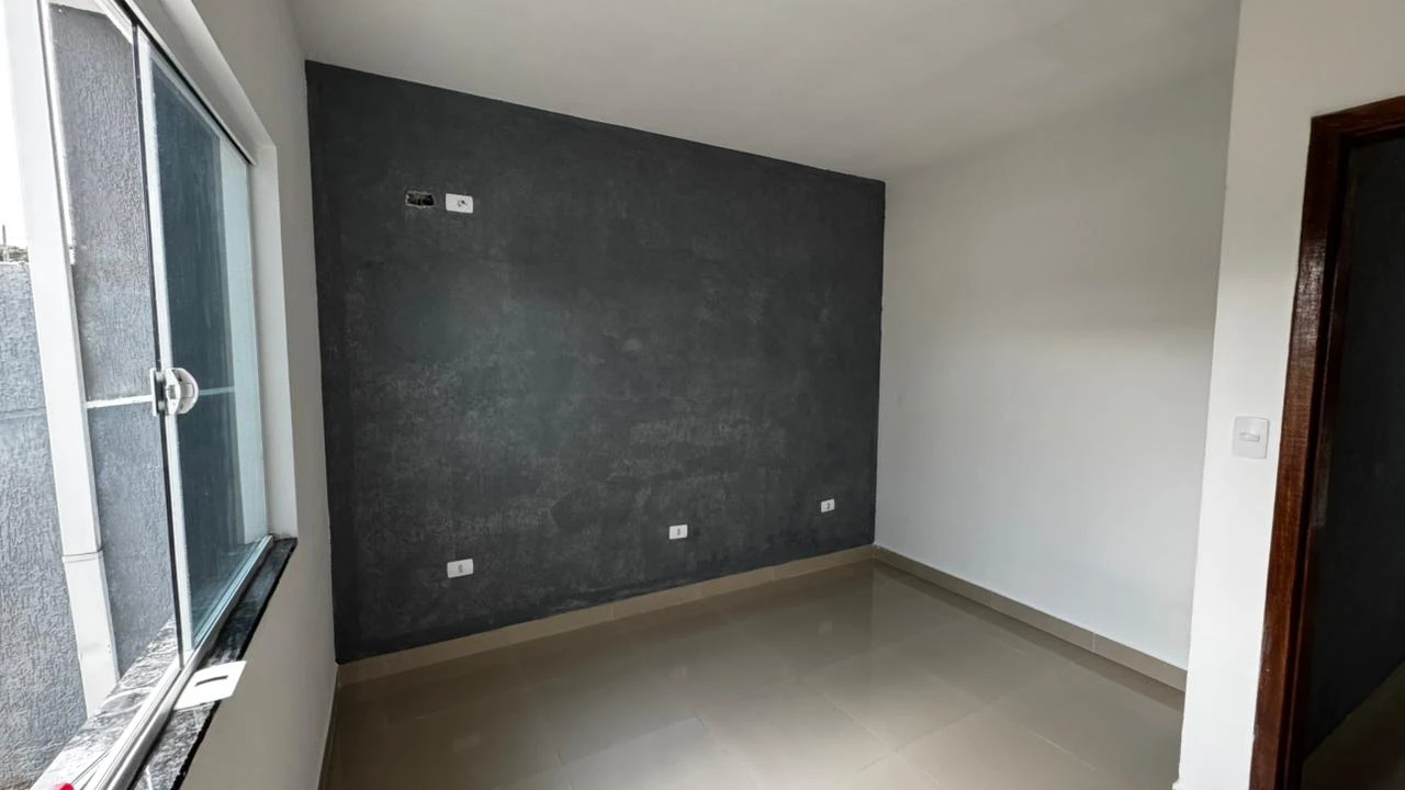 CASA COM ESPAÇO NOS FUNDOS