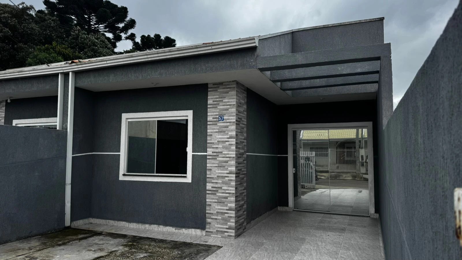 CASA COM ESPAÇO NOS FUNDOS