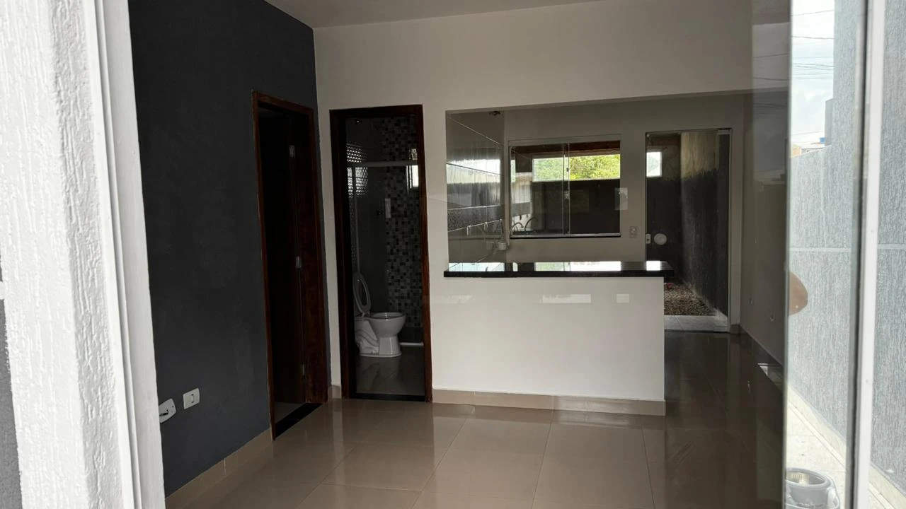 CASA COM ESPAÇO NOS FUNDOS