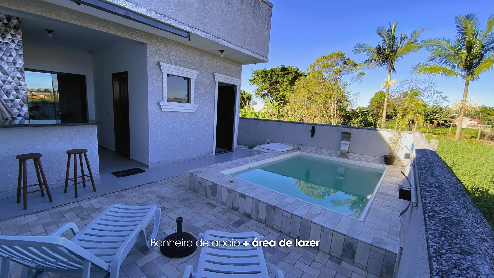 CASA COM PISCINA MOBILIADA A 750M DO MAR