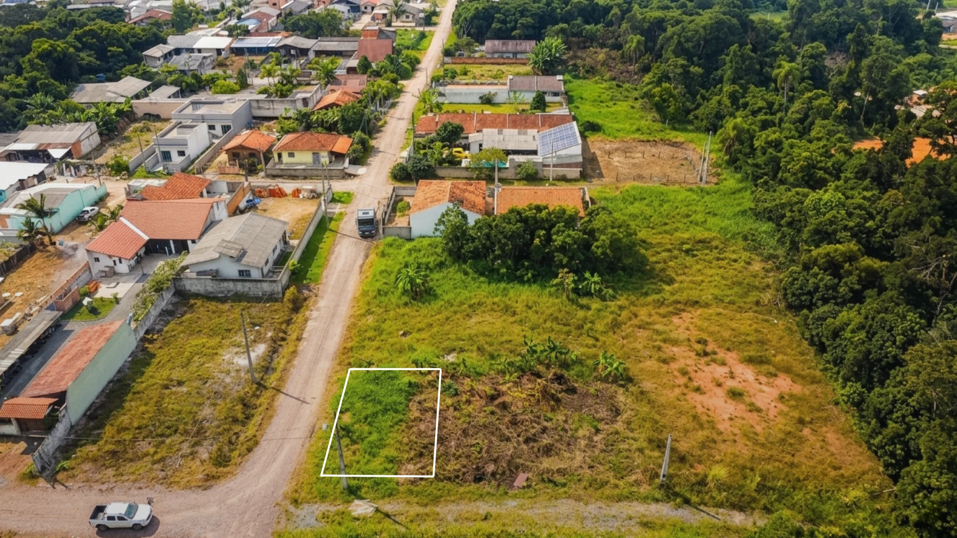 TERRENO DE ESQUINA PRONTO PARA CONSTRUIR A 950 METROS DO MAR