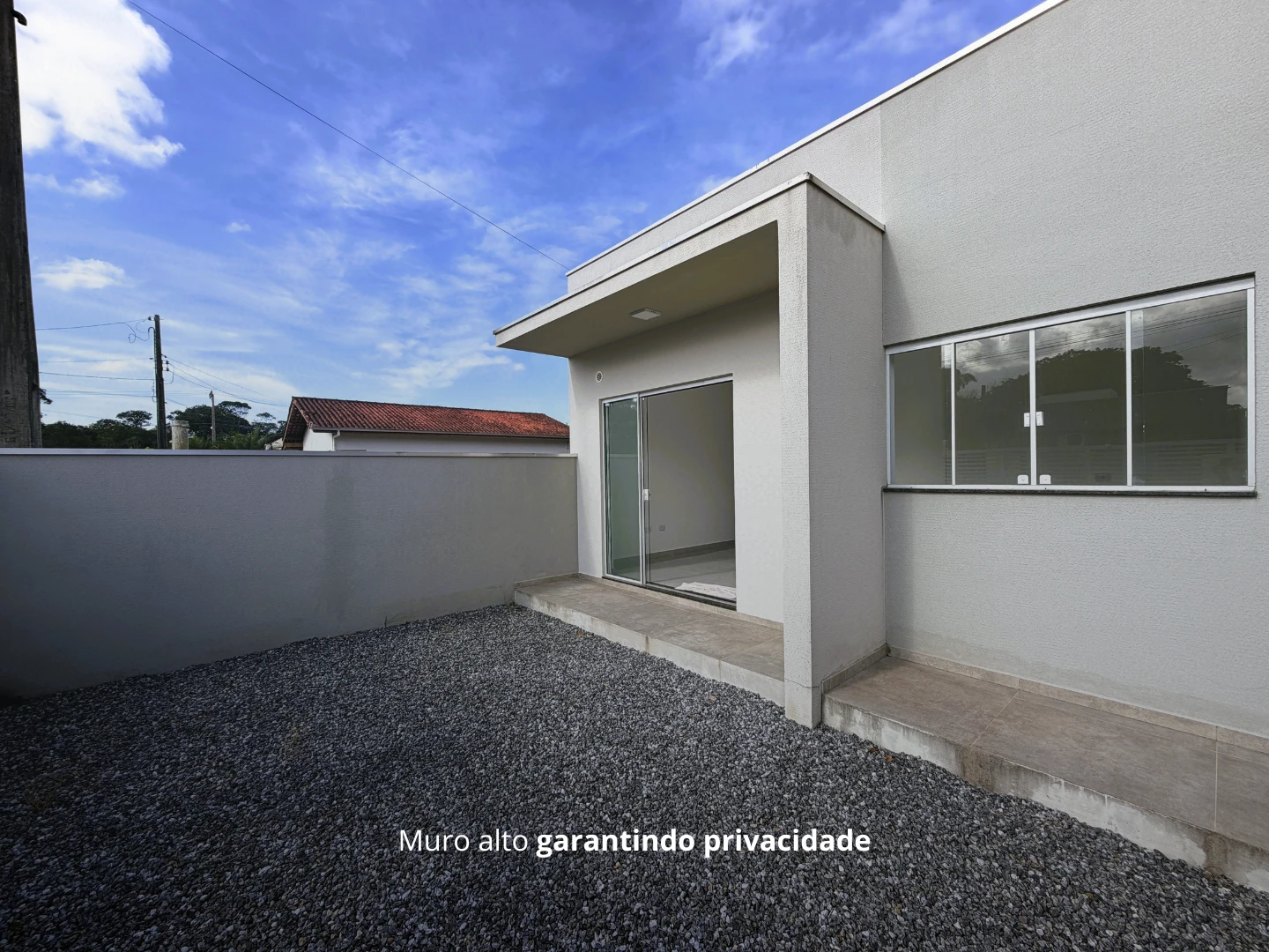 CASA DE ESQUINA COM 2 QUARTOS A 750m DO MAR