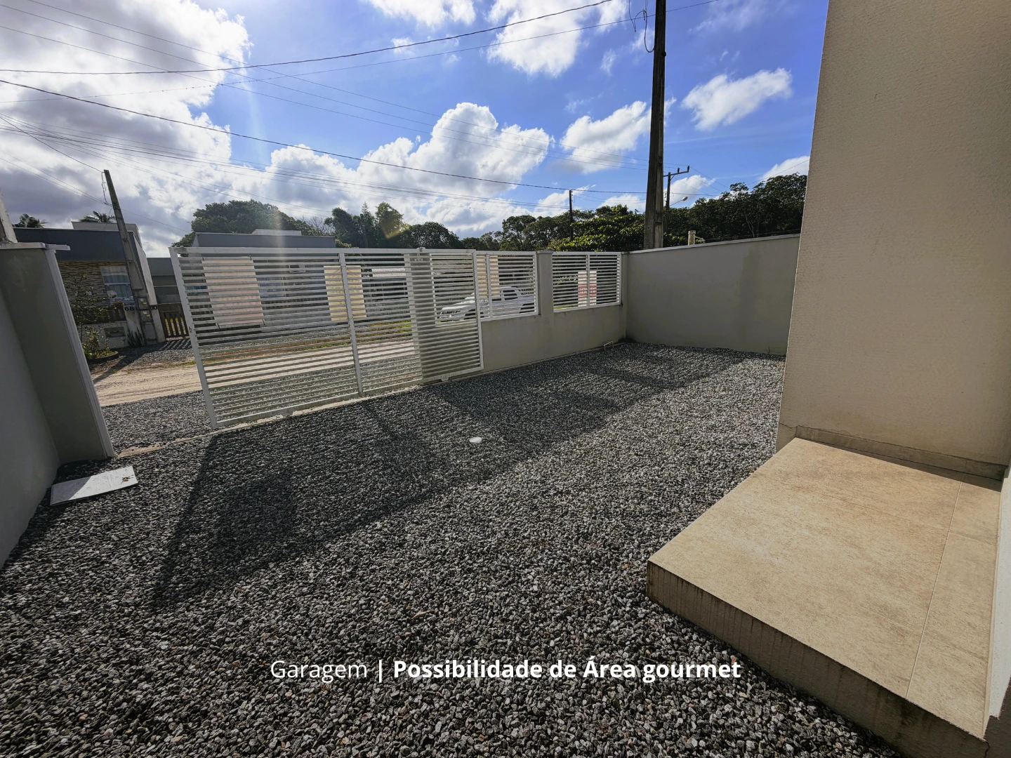 CASA DE ESQUINA COM 2 QUARTOS A 750m DO MAR