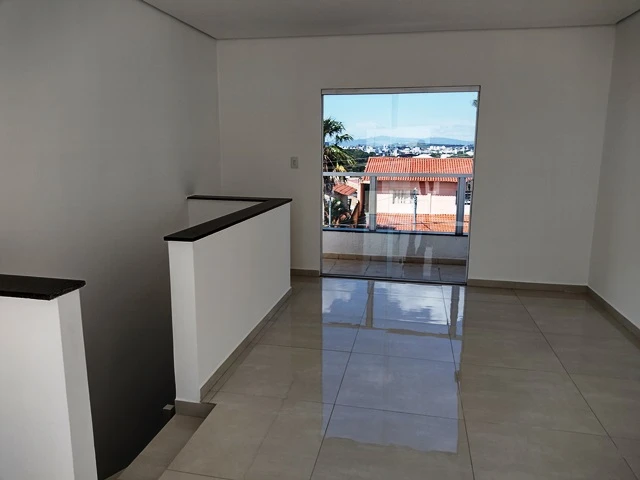Casa com cobertura e três quartos e suíte em Betim bairro Senhora das Graças 