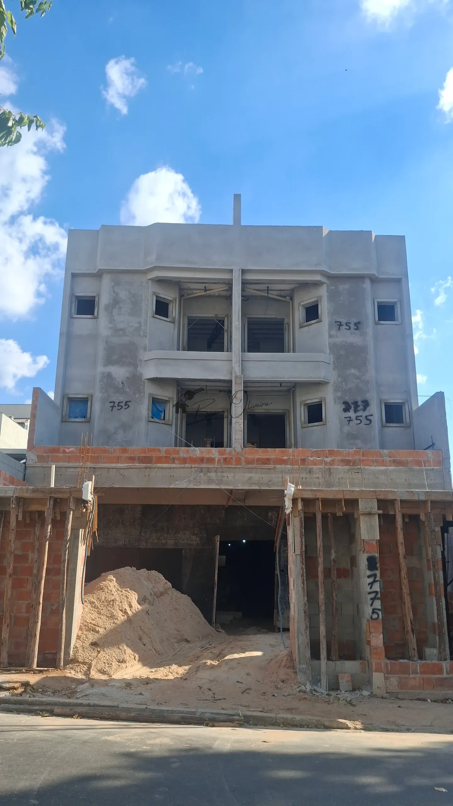 APARTAMENTO GARDEN COM SACADA FRENTE RUA E QUINTAL 3 DORMITORIOS 73M²