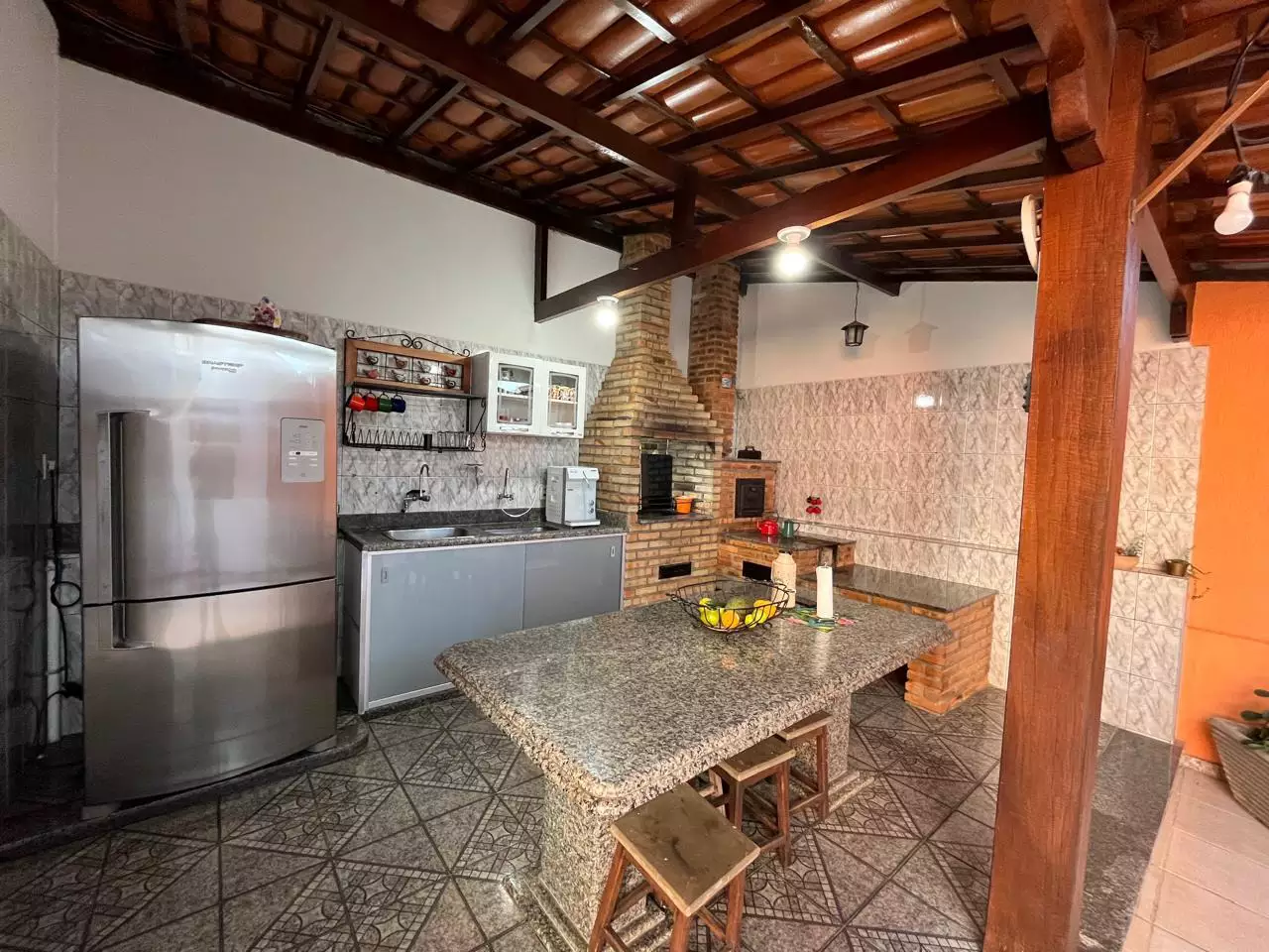 CASA COLONIAL DE 3 QUARTOS e 4 VAGAS DE GARAGEM