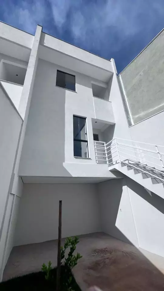 Casas com excelente acabamento, sendo cada uma com 03 quartos, um dos quartos com suíte, banho social, sala, cozinha, área de serviço e área térrea no fundo e garagem.