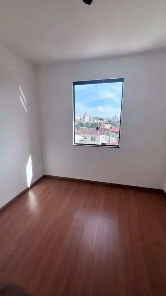Casas com excelente acabamento, sendo cada uma com 03 quartos, um dos quartos com suíte, banho social, sala, cozinha, área de serviço e área térrea no fundo e garagem.
