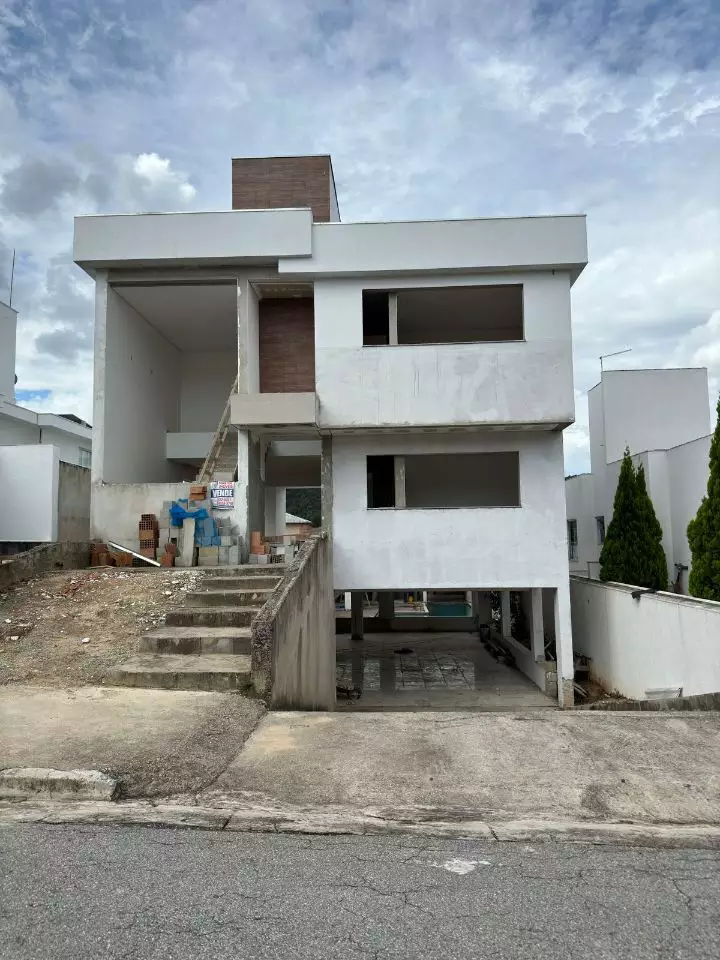 Casa em construção à venda no condomínio Ouro Verde