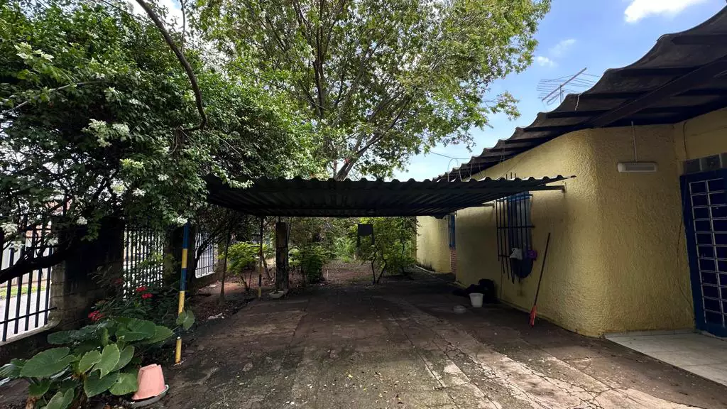 Oportunidade única! Casa Comercial em Área de 1.550 m2 com Fácil Acesso à BR-381.