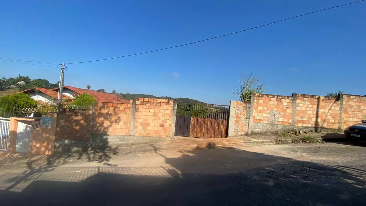 Lote de 360m², totalmente murado, com uma localização privilegiada!