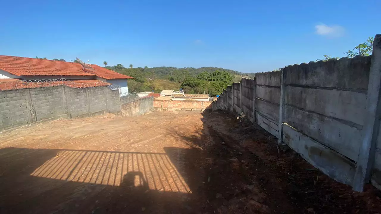 Lote de 360m², totalmente murado, com uma localização privilegiada!