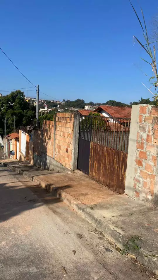 Lote de 360m², totalmente murado, com uma localização privilegiada!