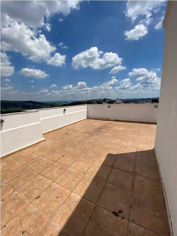 Belíssima cobertura no brasileia de três quartos.