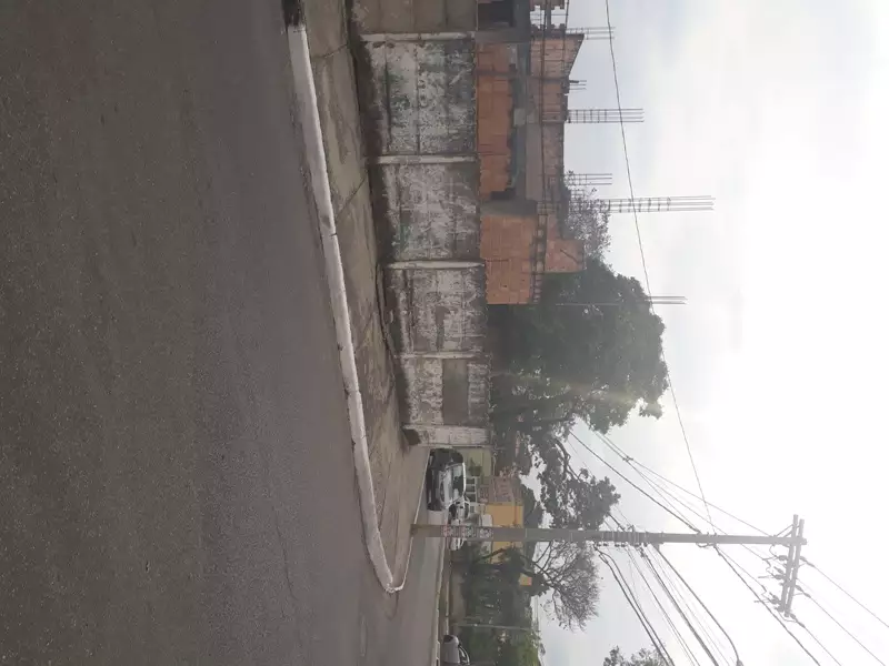 LOTE COM CONSTRUÇÃO NÃO ACABADA