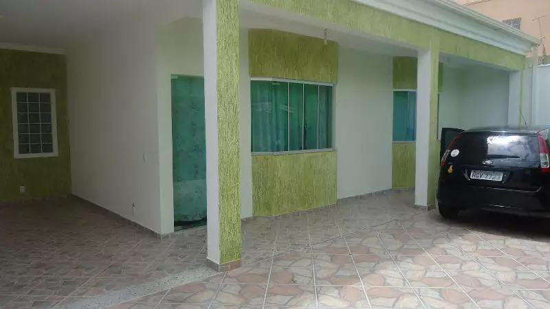 Espaçosa Casa Nova de 3 Quartos com Porão, Área de Lazer e Segurança Reforçada
