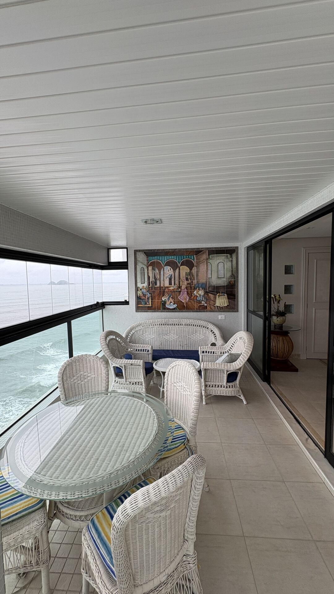 Apartamento venda 3 dormitorios 3 suites 2 vagas 180 m2  frente mar pitangueiras guaruja