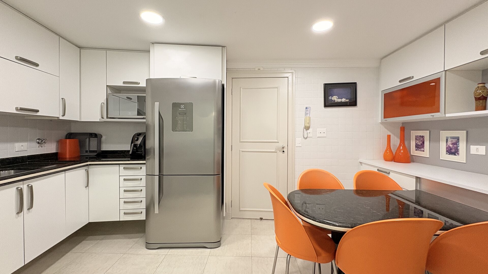 Apartamento venda 3 dormitorios 3 suites 2 vagas 180 m2  frente mar pitangueiras guaruja
