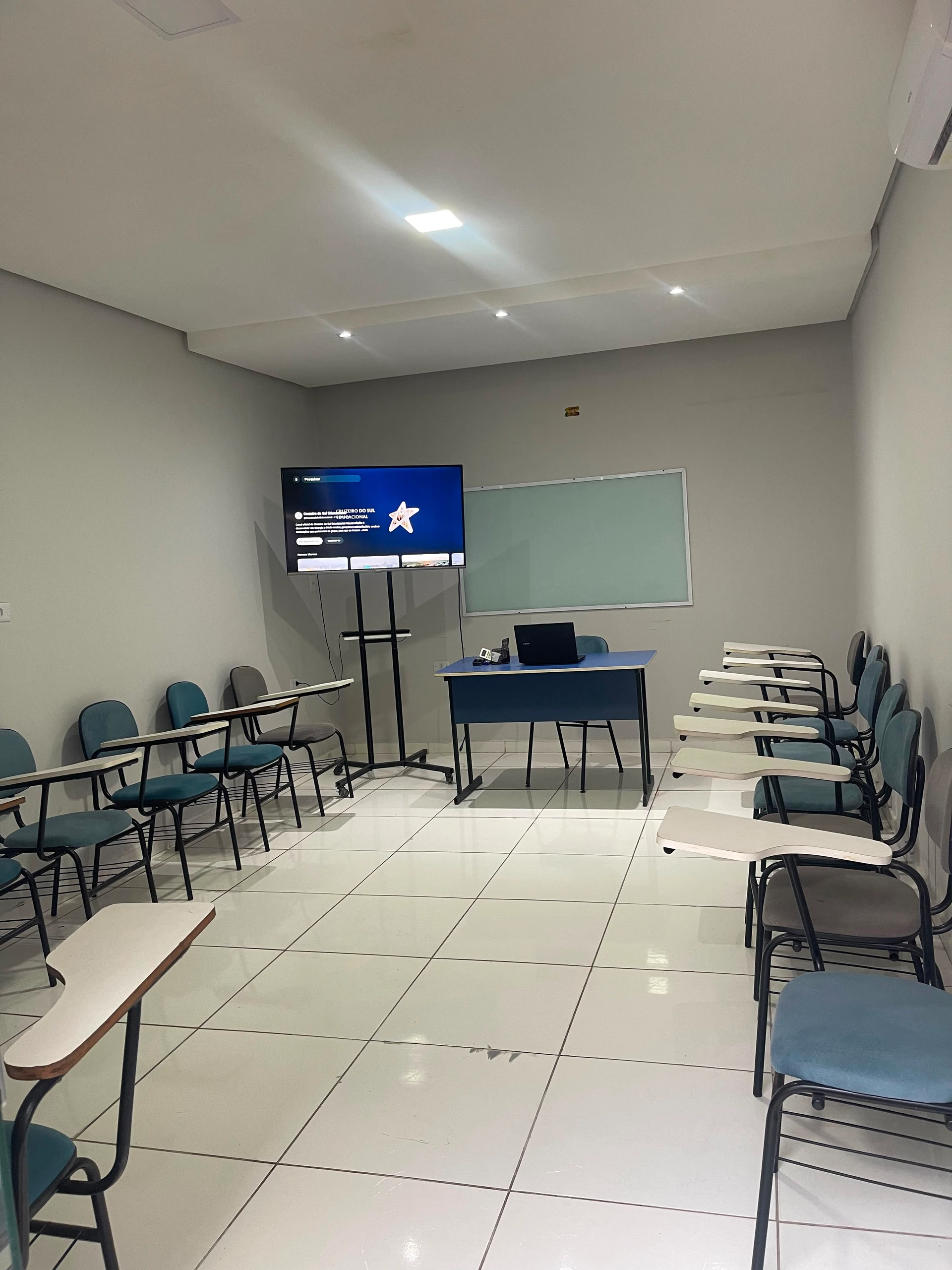 SALA PARA CURSOS, TREINAMENTOS E REUNIÕES – CENTRO DE PEDRO II/PI