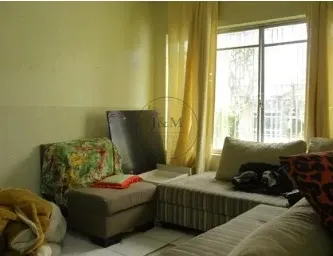 Casa com 3 quartos com muito espaço e potencial de reforma