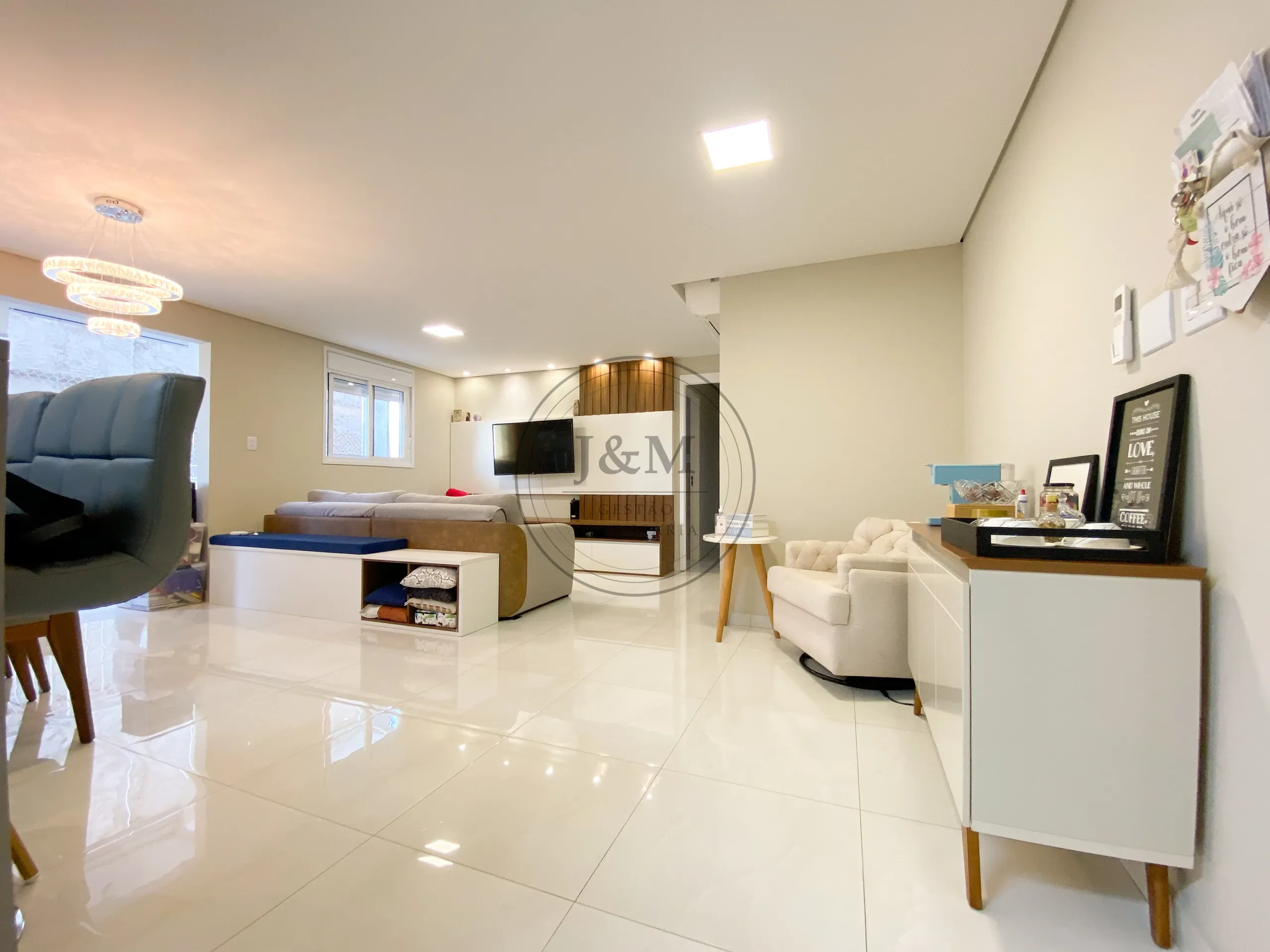 Apartamento na Vila Gumercindo: sala ampla com varanda, 2 vagas e depósito. Andar baixo.