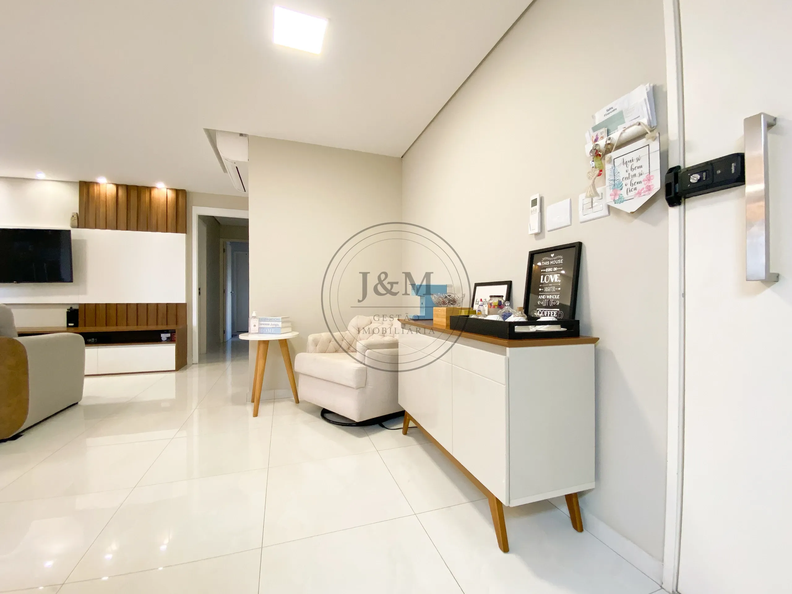Apartamento na Vila Gumercindo: sala ampla com varanda, 2 vagas e depósito. Andar baixo.