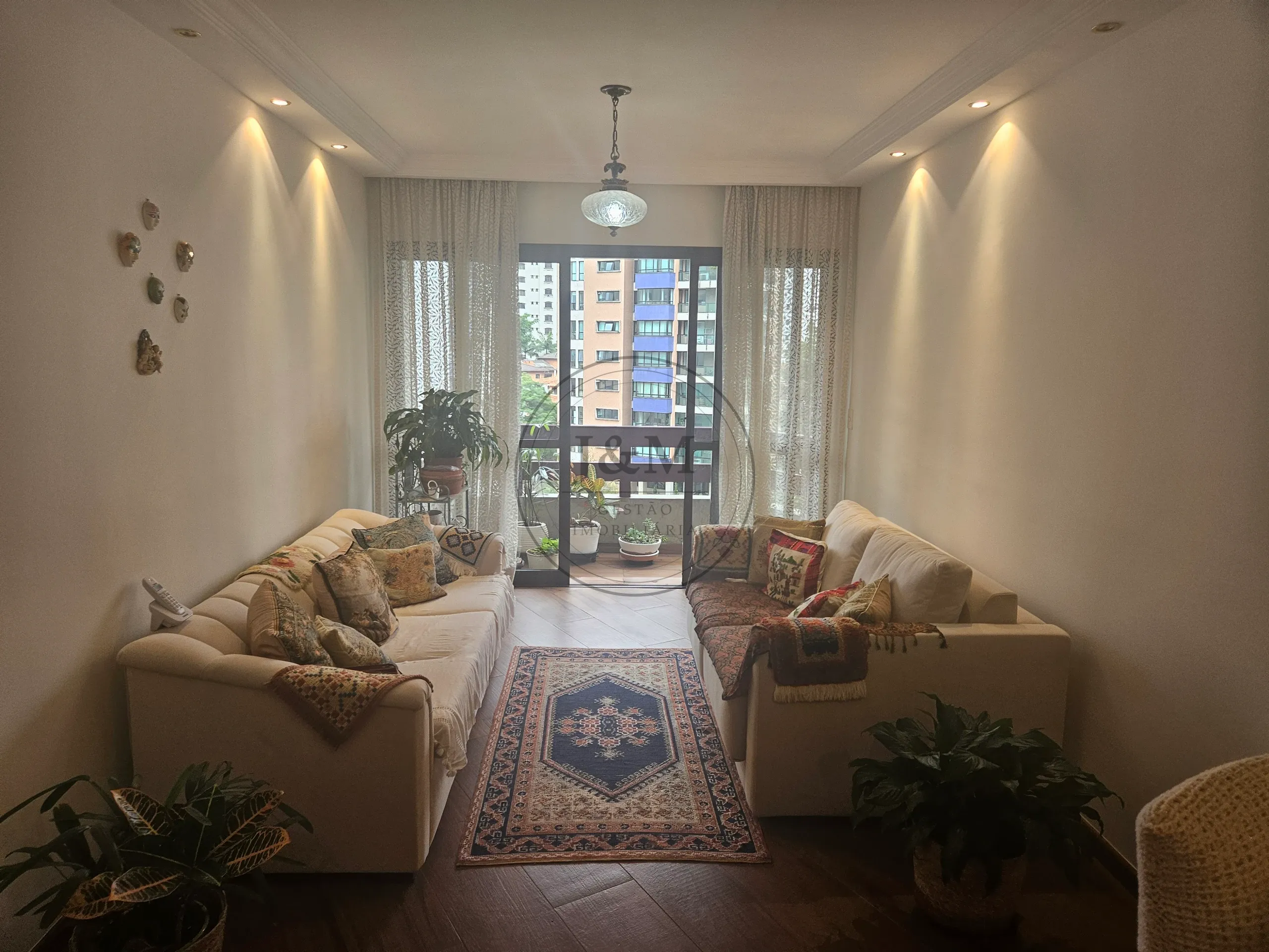 Apto com 4 quartos sendo 3 na área intima ( com 1 suíte ) e 1 quarto na área de serviço - Bairro Klabin