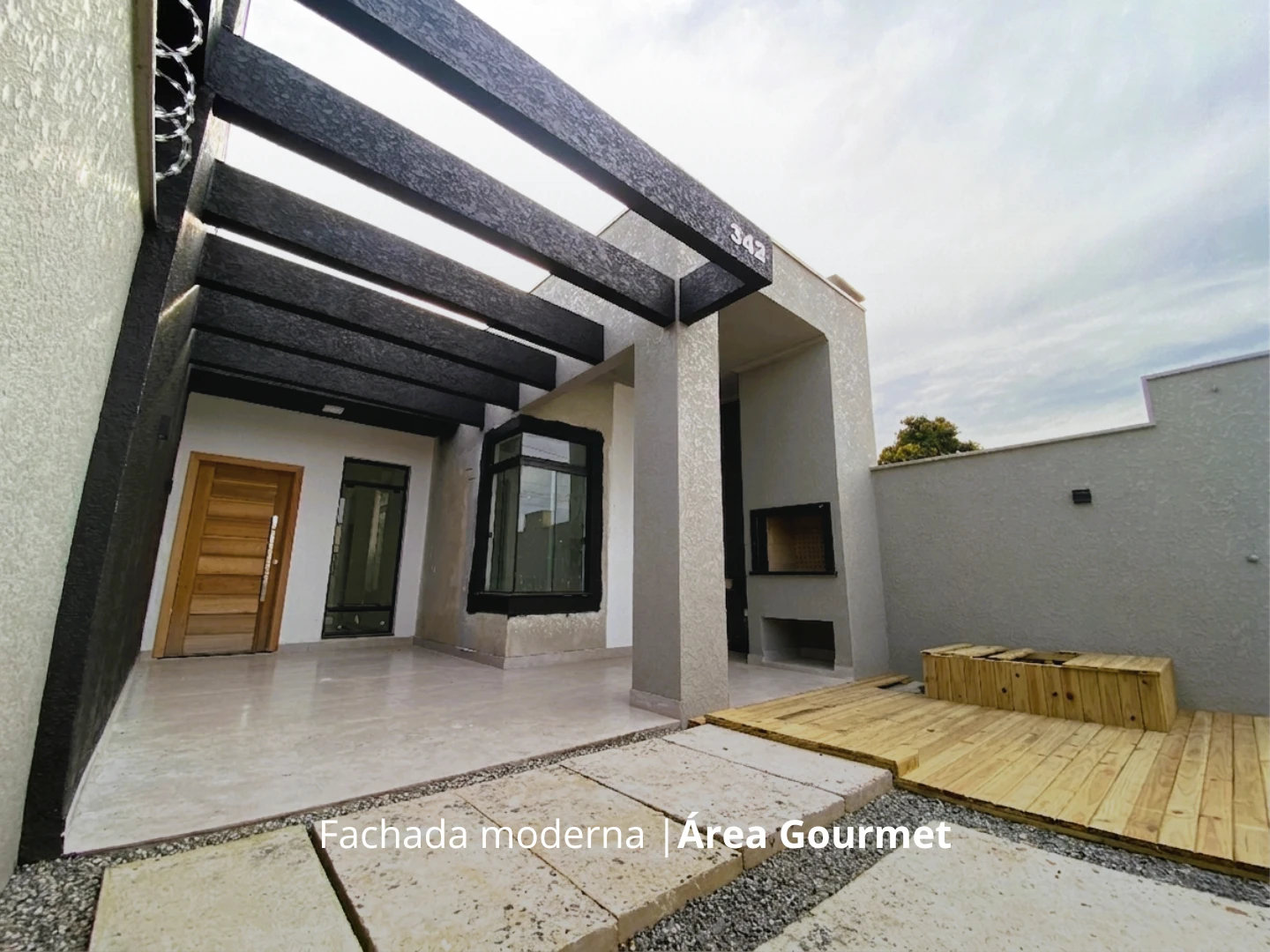 CASA COM PISCINA E 3 QUARTOS