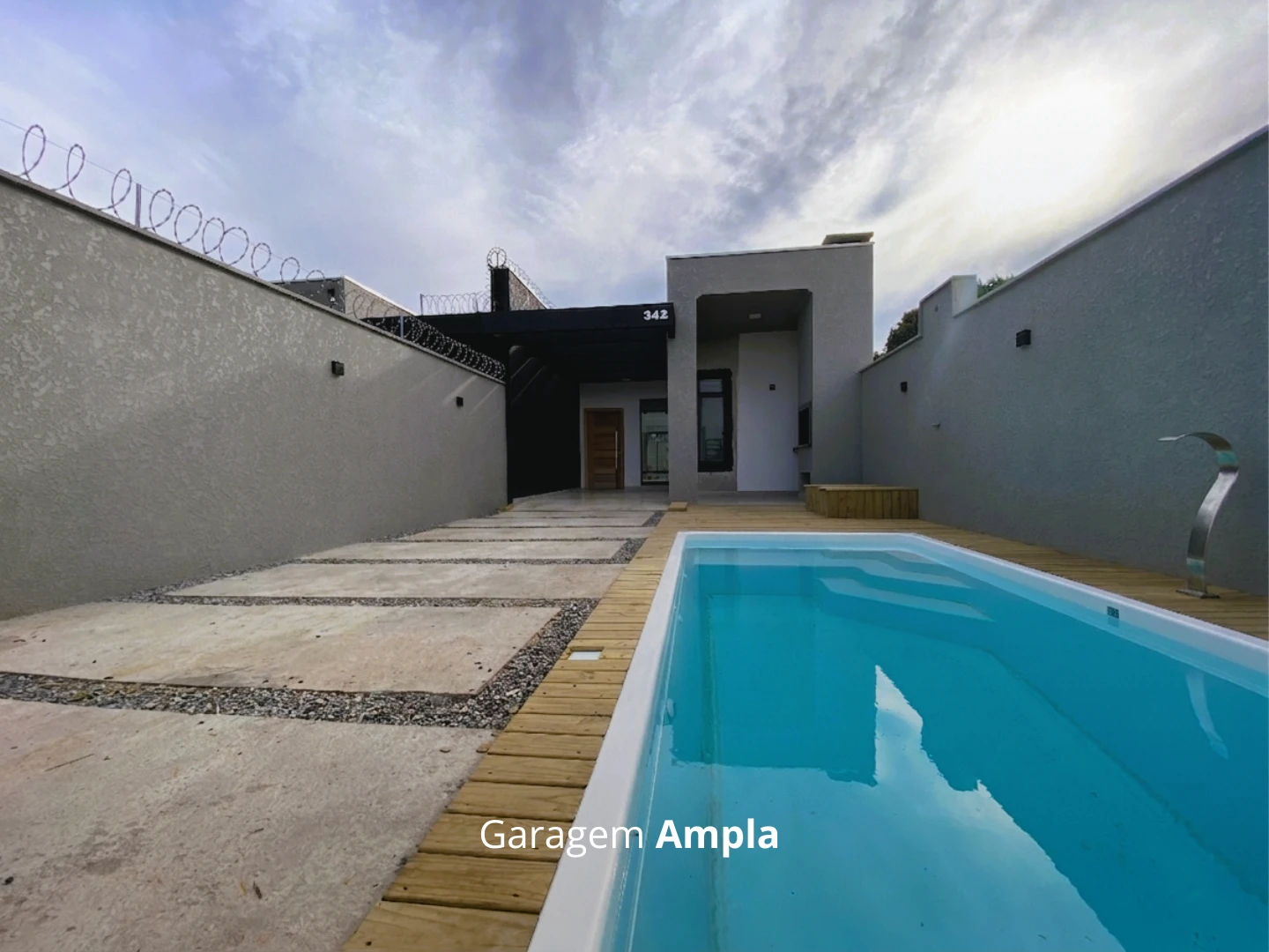 CASA COM PISCINA E 3 QUARTOS