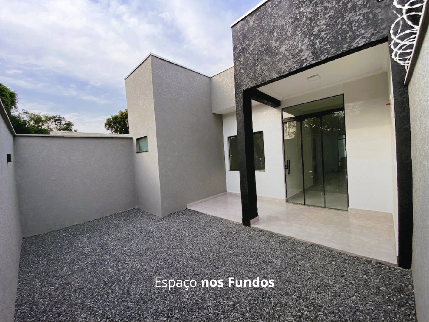 CASA COM PISCINA E 3 QUARTOS