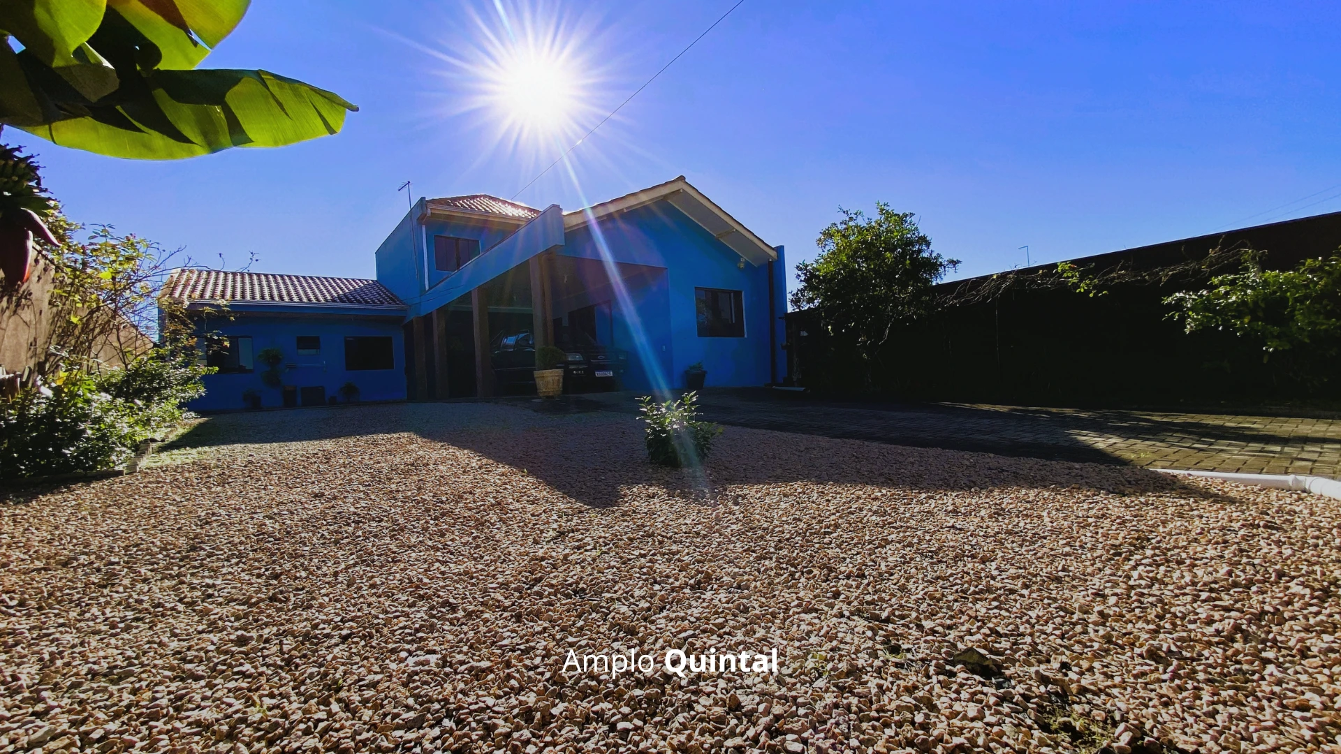 SOBRADO COM 5 QUARTOS E AMPLO TERRENO 
