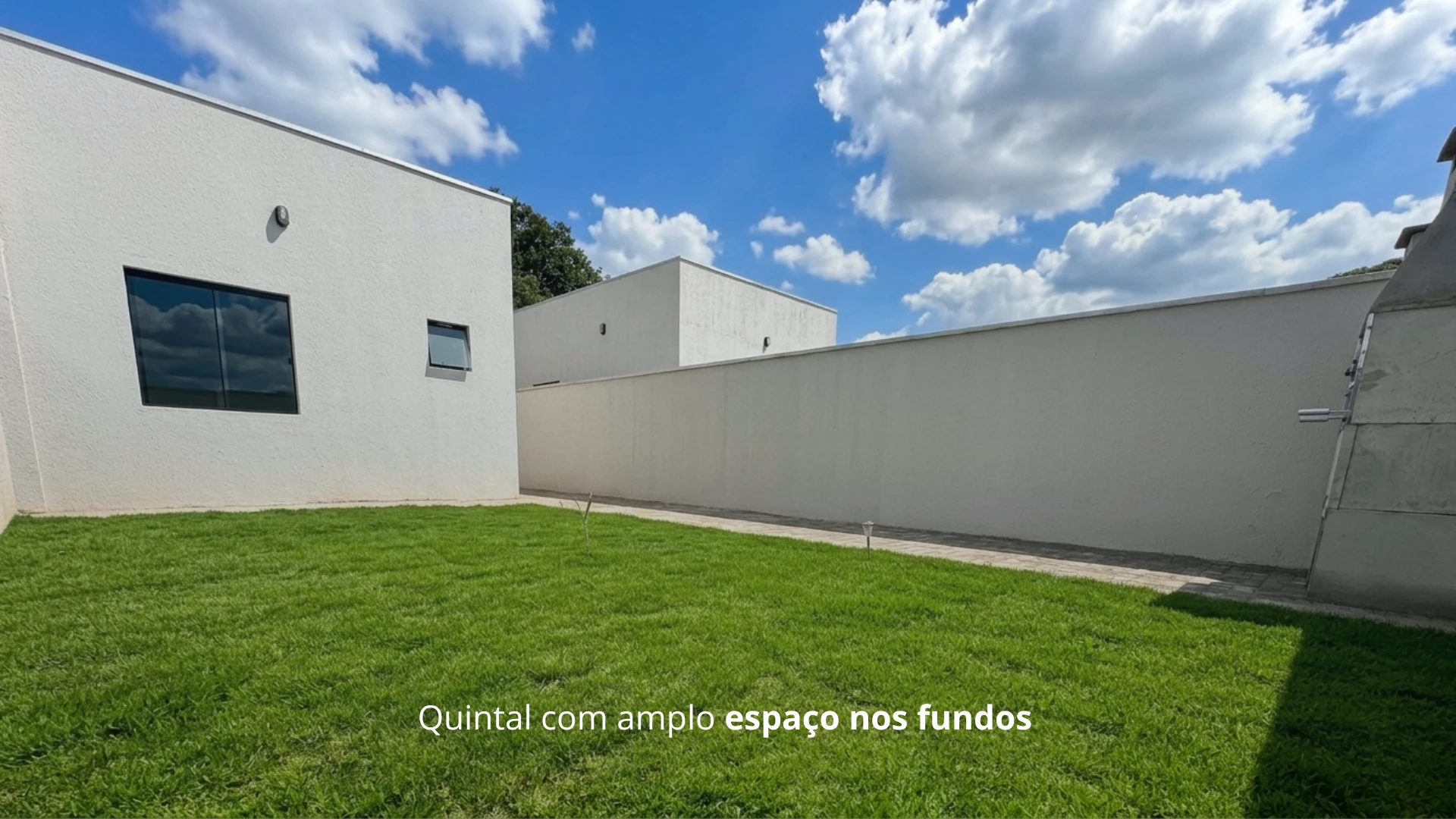 CASA COM 3 QUARTOS E AMPLO QUINTAL