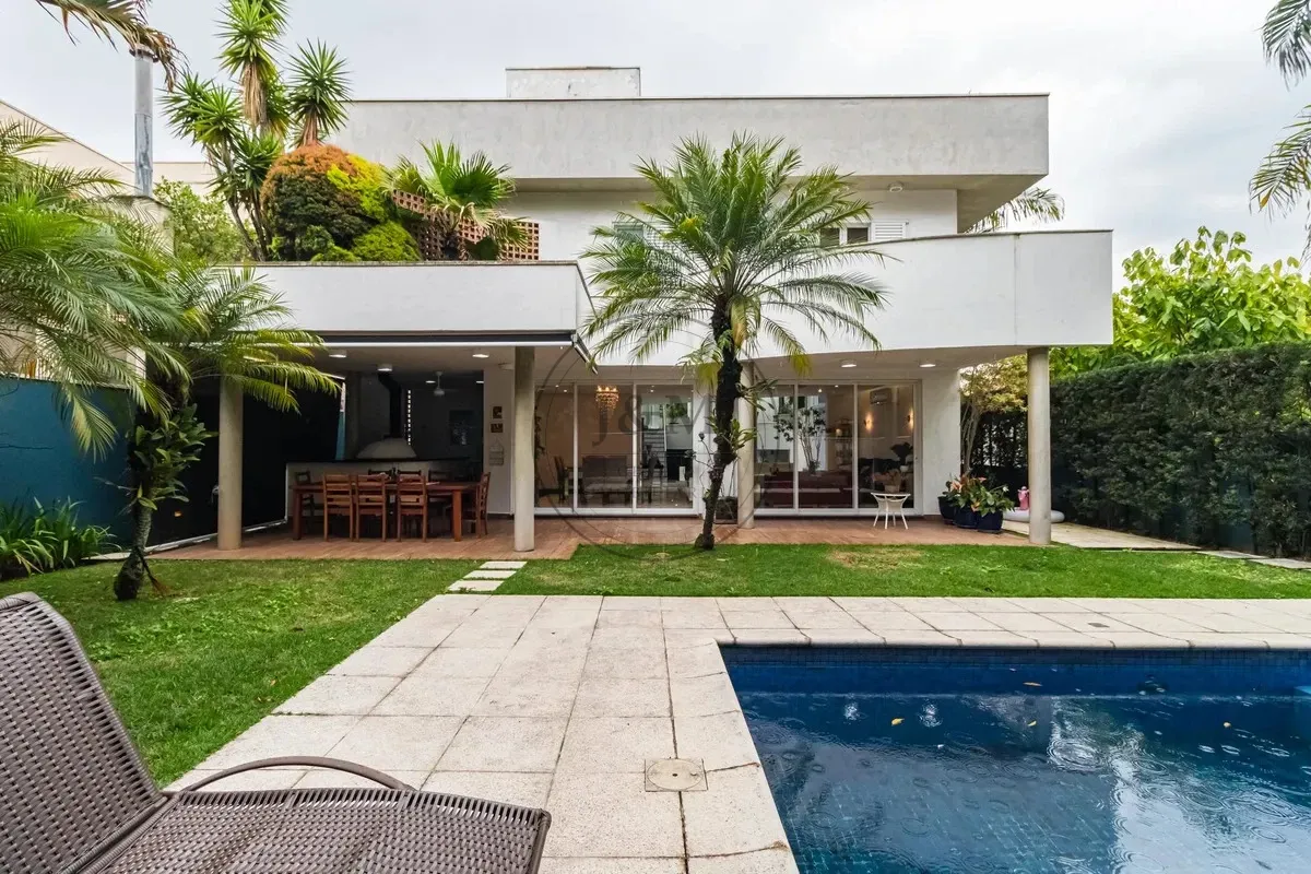 Casa no condomínio Alphaville Conde II - 425m², 4 suítes e 6 vagas