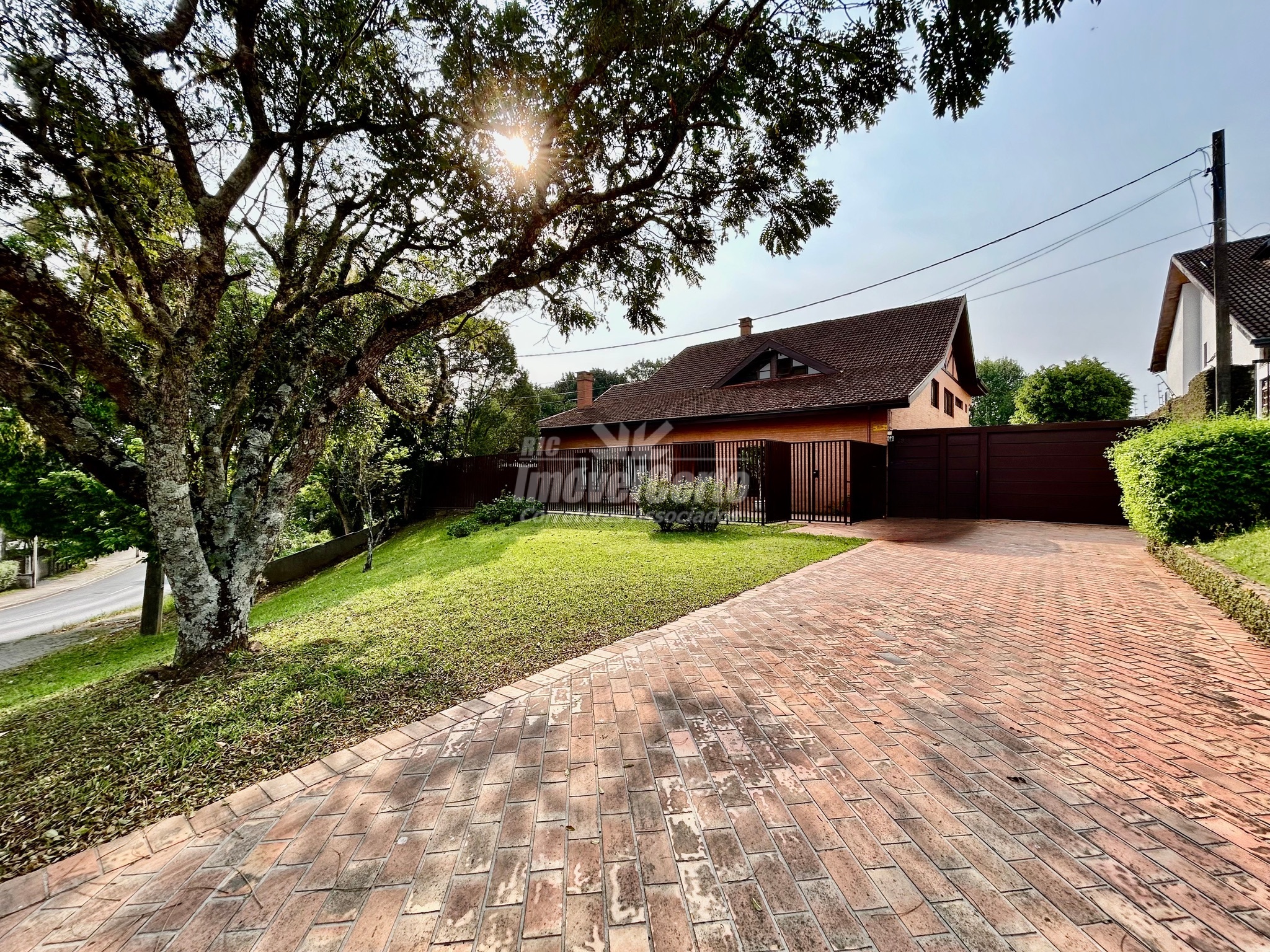 CASA com 3 dormitórios à venda com 530m² por R$ 5.560.000,00 no bairro Campina do Siqueira - CURITIBA / PR