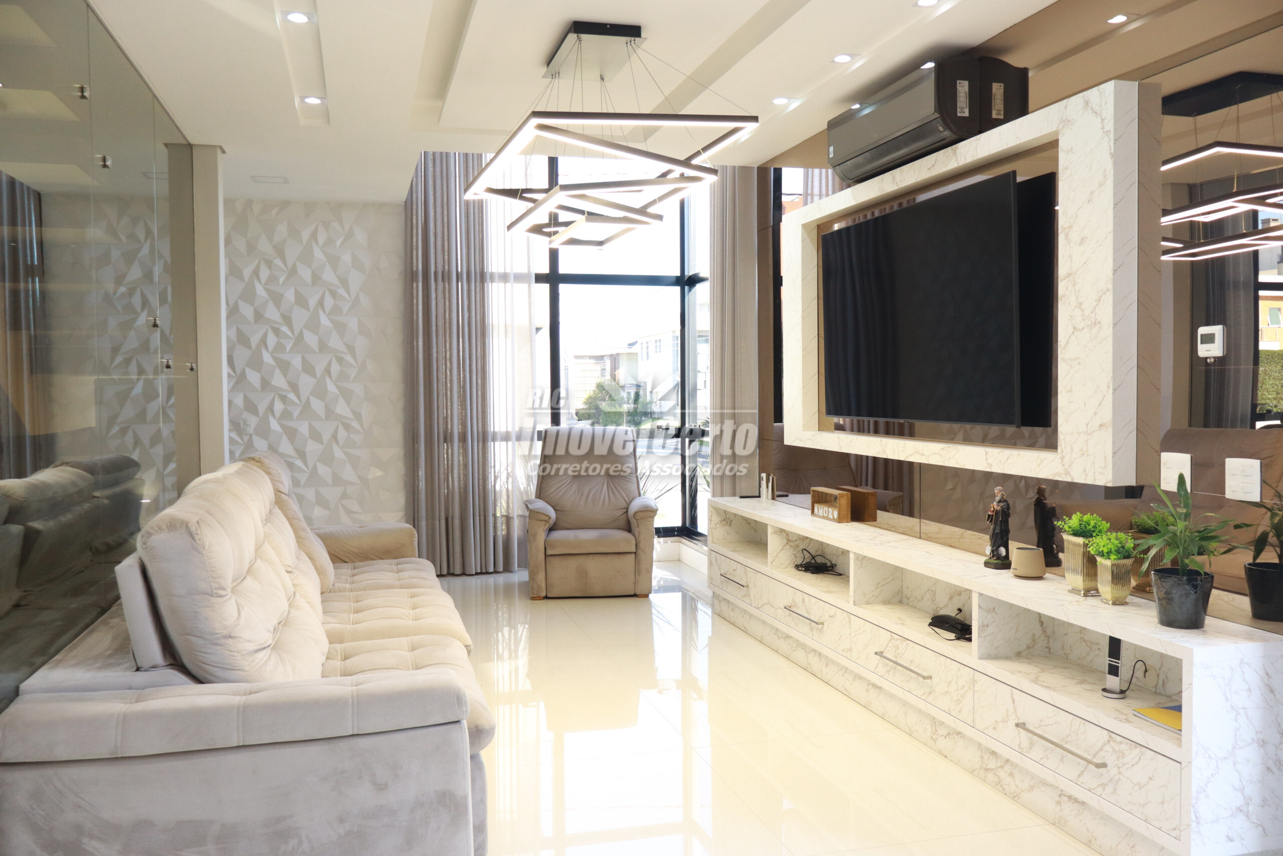 <p>Casa em Condominio Fechado com elevador e ampla garagem no sub-solo, casa com 494 m² 4 suítes e 7 vagas de garagem no Neoville</p>